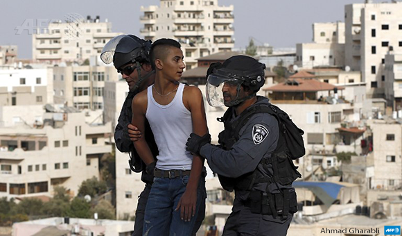 Israeli policemen arrest a Palestinian young man during clashes in the East Jerusalem Arab neighborhood of Issawiya on September 13, 2015. (Photo: AFP / Ahmad Gharabli)