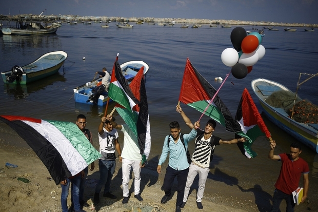 Palestinians express their solidarity with the Women’s Boat to Gaza in 2016 (AFP)