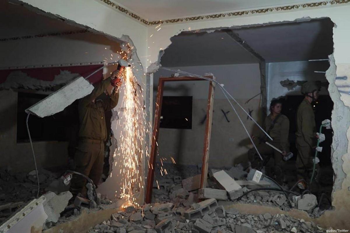 Israeli forces can be seen destroying the family apartment of Palestinian prisoner [qudsn/Twitter]