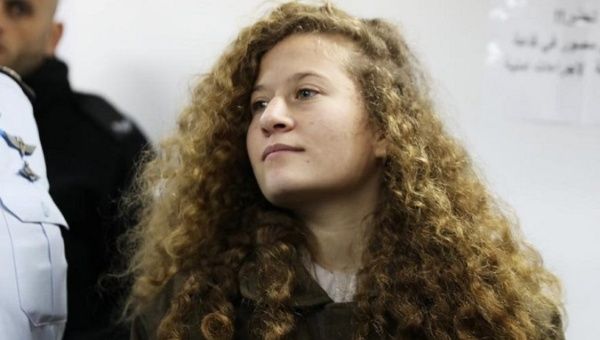 Palestinian teen Ahed Tamimi enters a military courtroom at Ofer Prison, near the West Bank city of Ramallah on Jan. 15, 2018. | Photo: Reuters