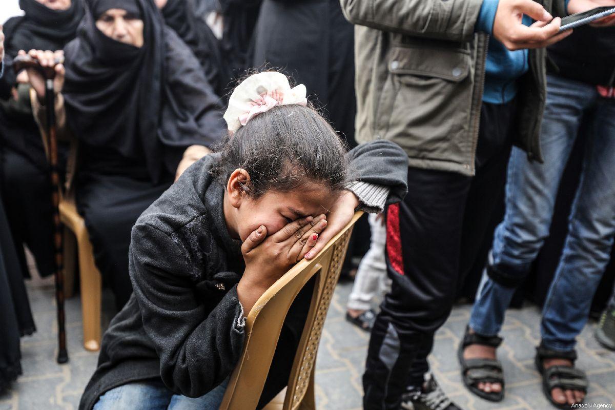 Palestinians mourn the death of a Palestinian man killed by Israeli forces in Gaza on 31 March 2019 [Mustafa Hassona/Anadolu Agency]